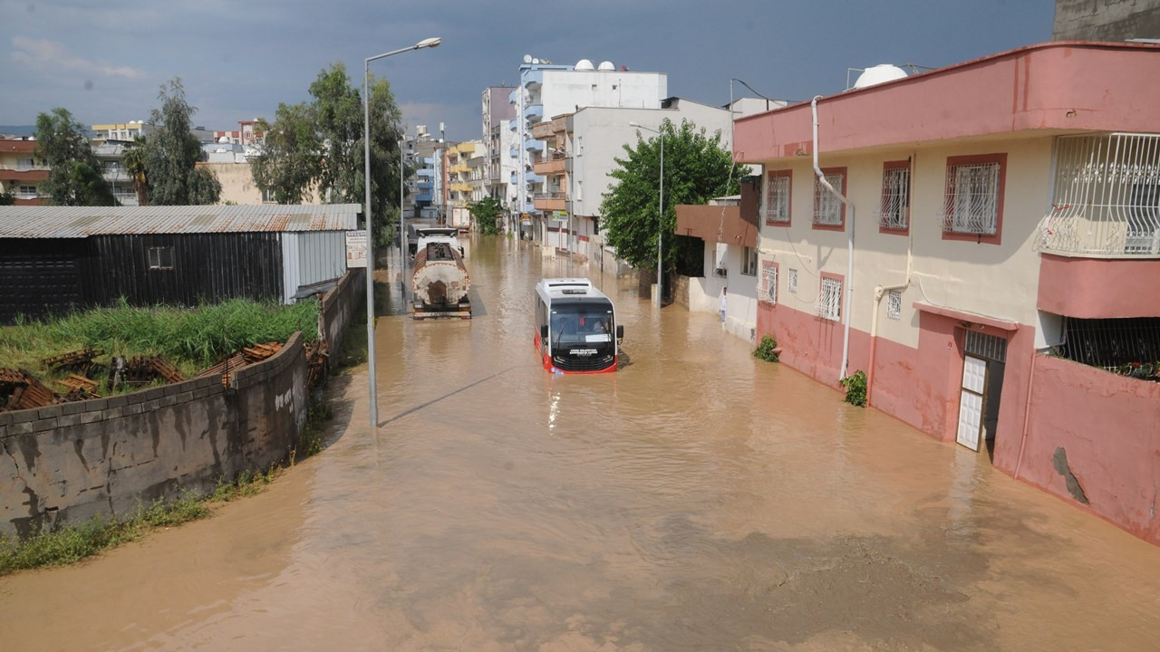 Cizre ve Silopi'de sağanak sonrası sokakları su bastı