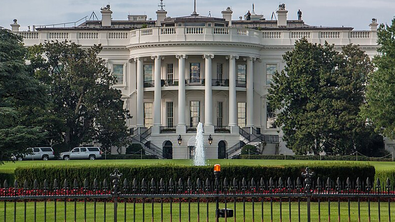 Beyaz Saray'ın güvenlik bariyerlerine araç çarptı