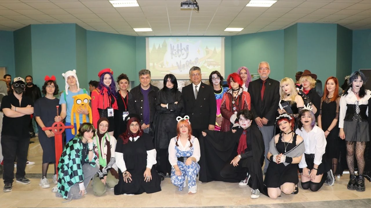 Üniversite öğrencileri çizgi film karakteri kostümleriyle festivale katıldı