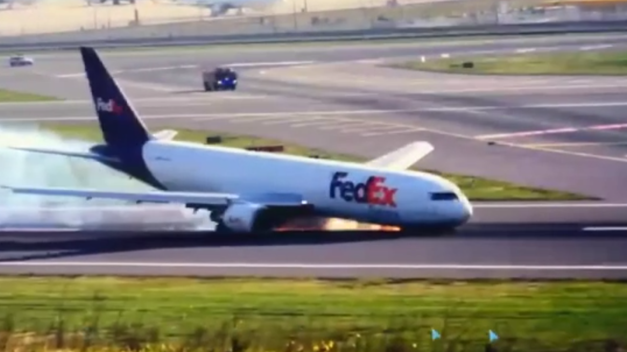 Görüntüleri ortaya çıktı! İstanbul Havalimanı'nda arızalanan kargo uçağının gövde üzerine iniş anı