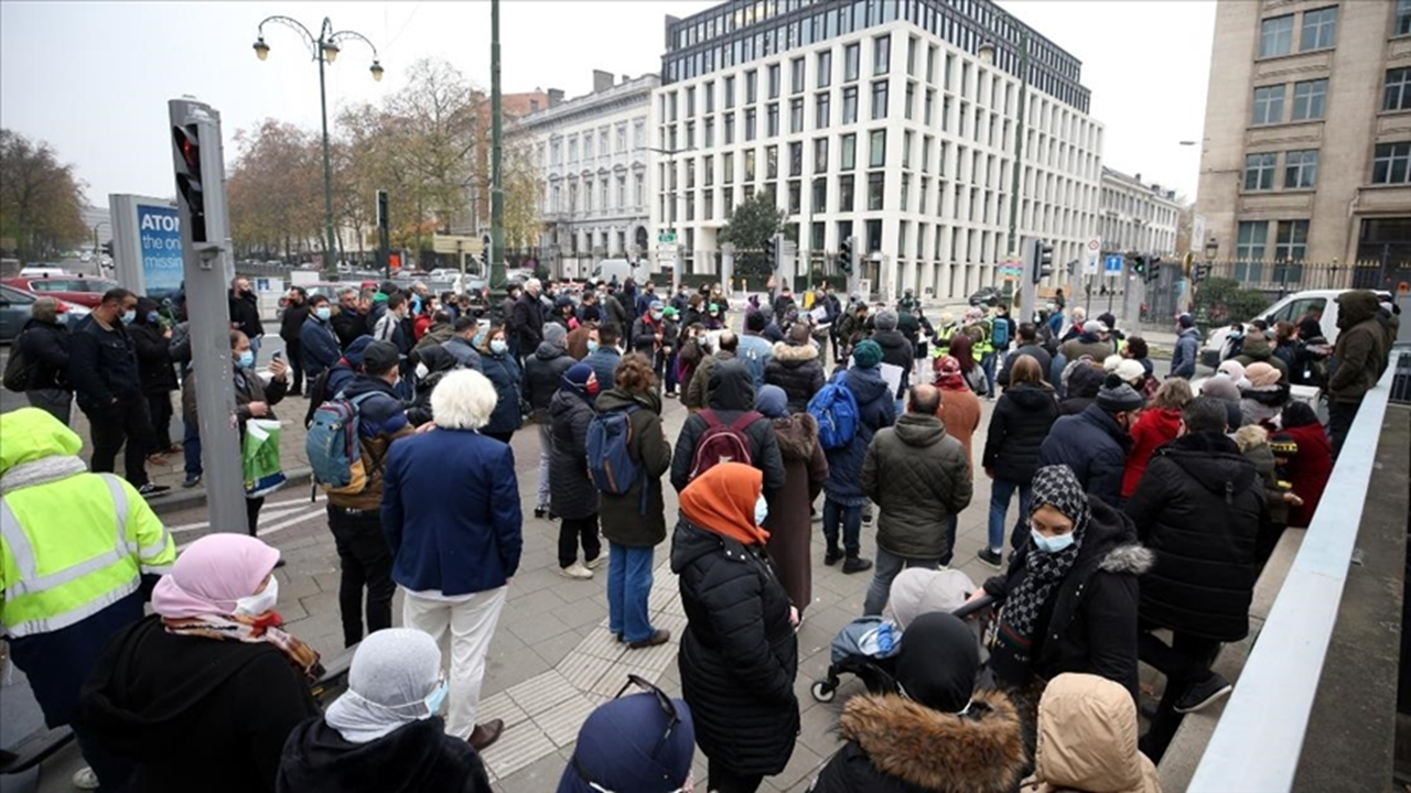 Belçika'da 'kağıtsızlar' hükümeti protesto etti