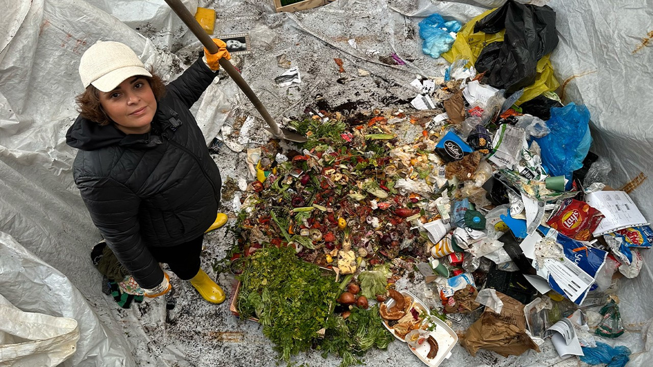 Ünlü Şef Refika Birgül, gıda israfına dikkat çekmek için çöp konteynerine girdi