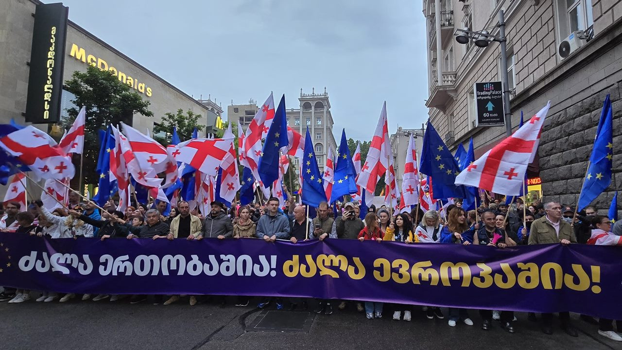 Gürcistan'da 50 bin kişi hükümeti protesto etti
