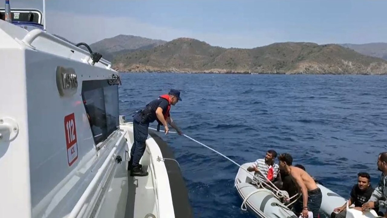 Sahil Güvenlik sığınmacıları boğulmaktan kurtardı