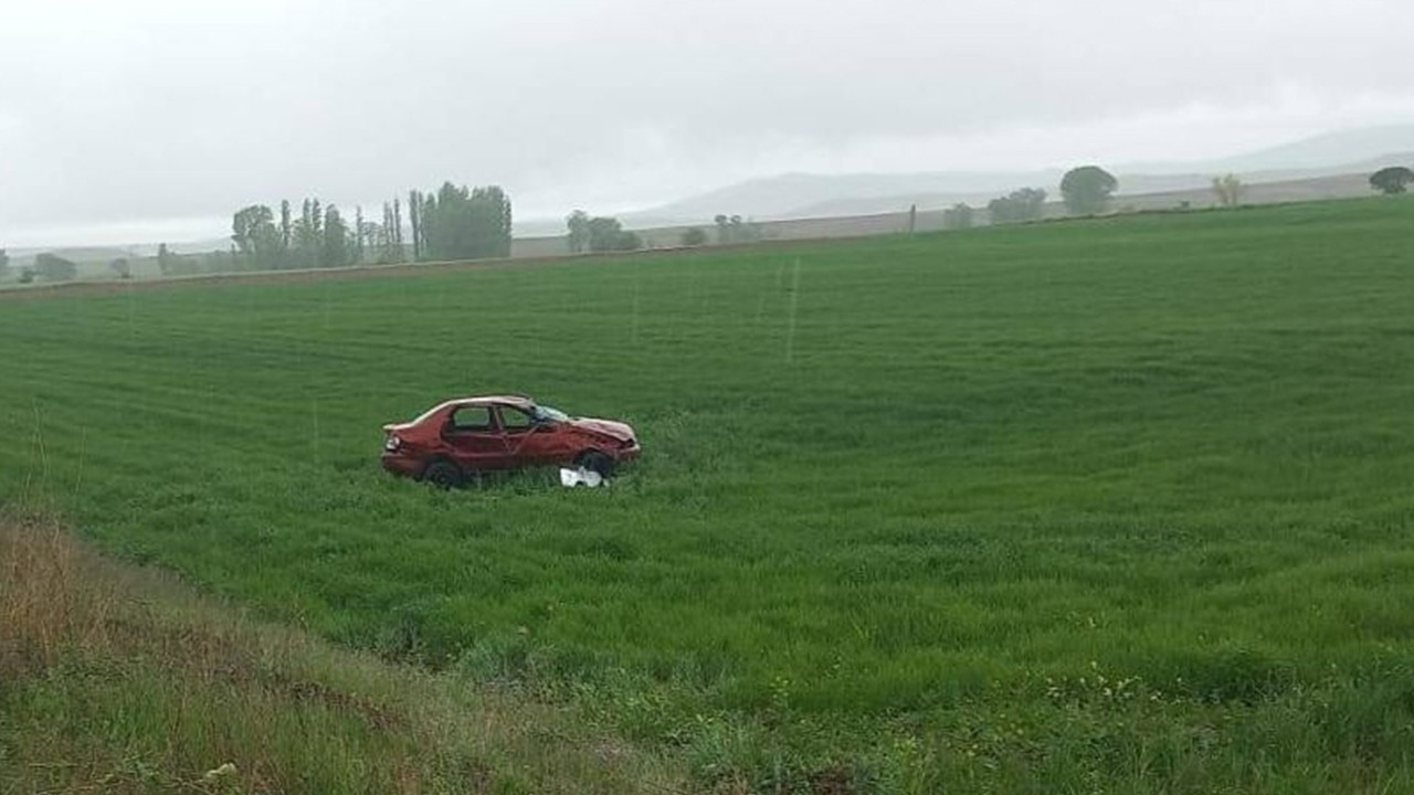 Sivas'ta otomobil şarampole devrildi: 2 ölü, 5 yaralı