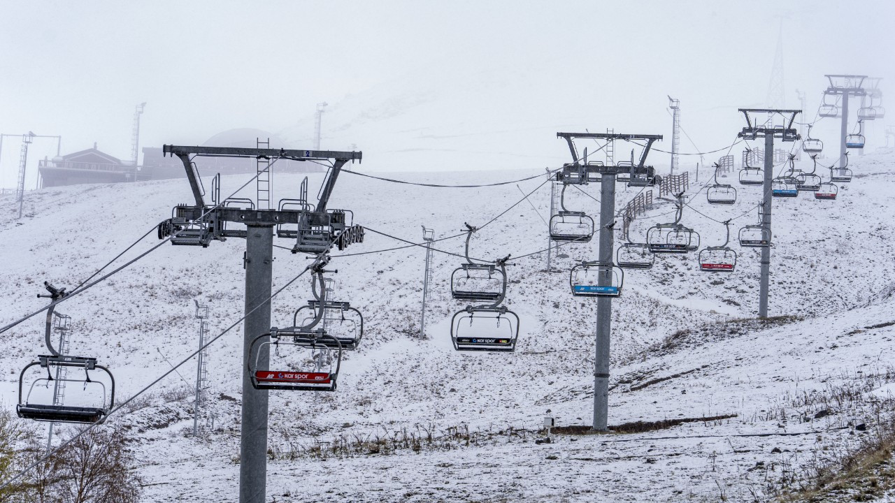 Erzurum'un yüksek kesimlerinde kar ve sis etkili oldu