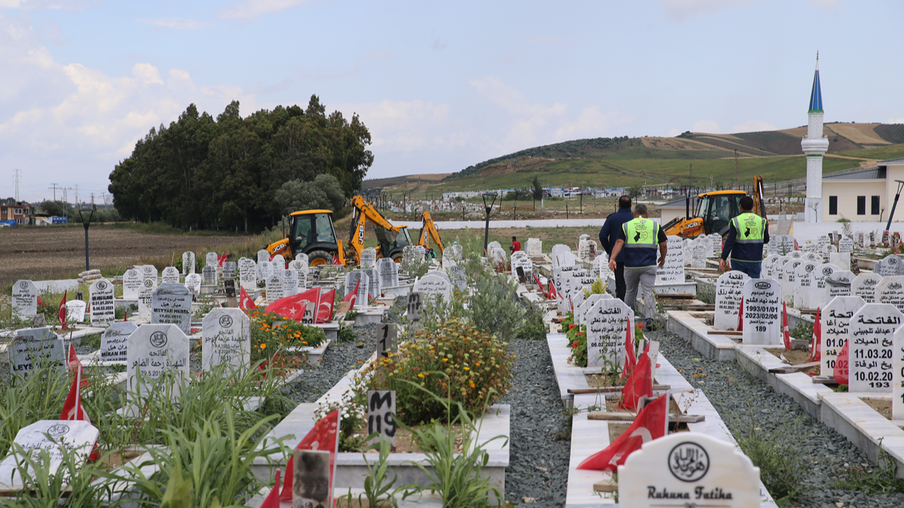 Hatay'daki sağanak dolayısıyla zarar gören mezarlıkta çalışma başlatıldı