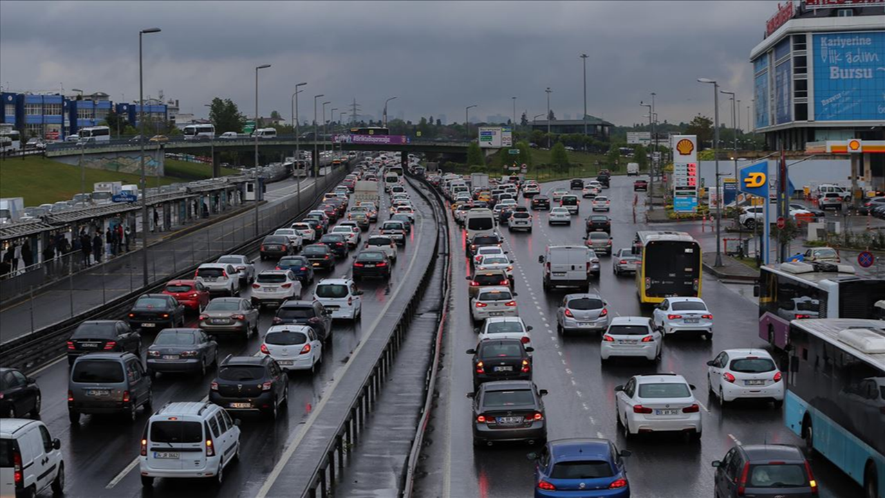 İstanbul'da yağışlı havanın etkisiyle haftanın ilk iş gününde trafik yoğunluğu yaşanıyor