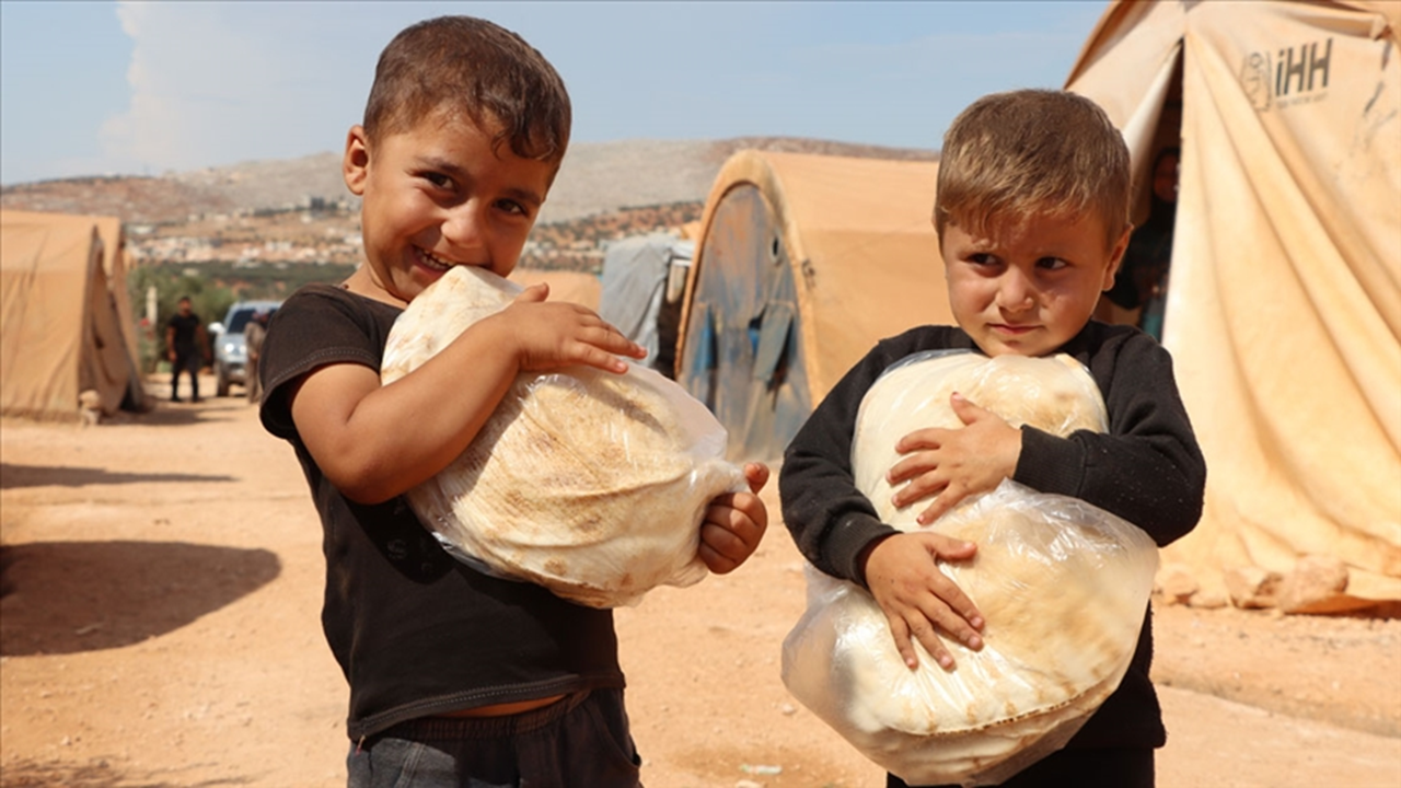 Bingöl'den Suriye'ye 5 tır ekmek gönderildi