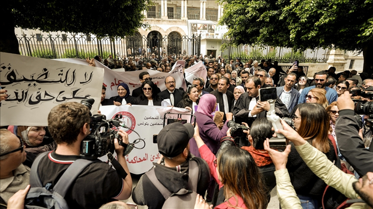 Fransa, Tunus'taki gazeteci tutuklamalarından endişe duyuyor