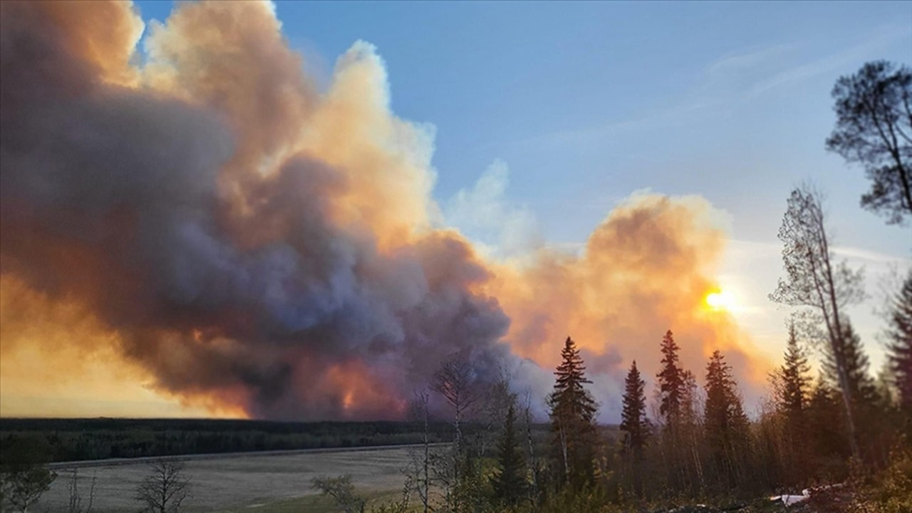 21 bin hektarlık ormanlık alan yandı: Binlerce kişiye tahliye