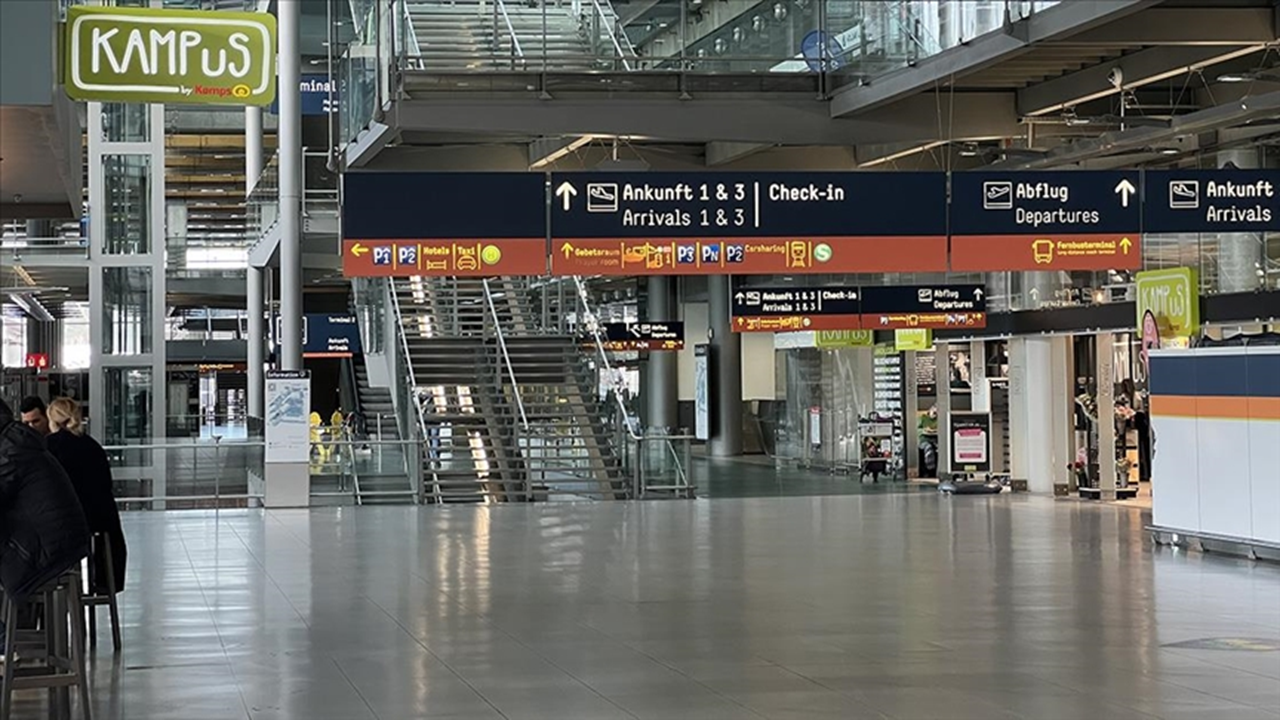 Almanya’da iklim aktivistlerinin eylemi nedeniyle Münih Havalimanı yaklaşık iki saat kapatıldı