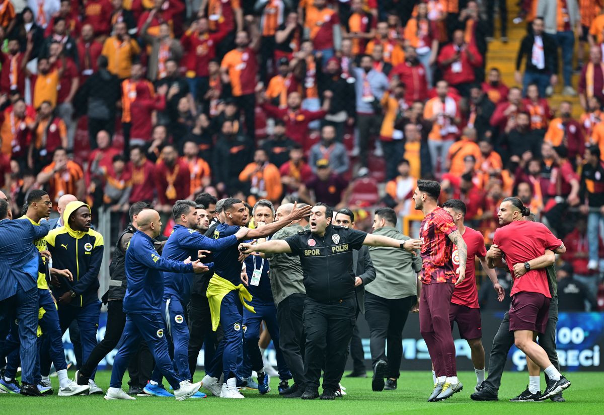 Galatasaray - Fenerbahçe derbisi öncesi saha karıştı - Sayfa 1