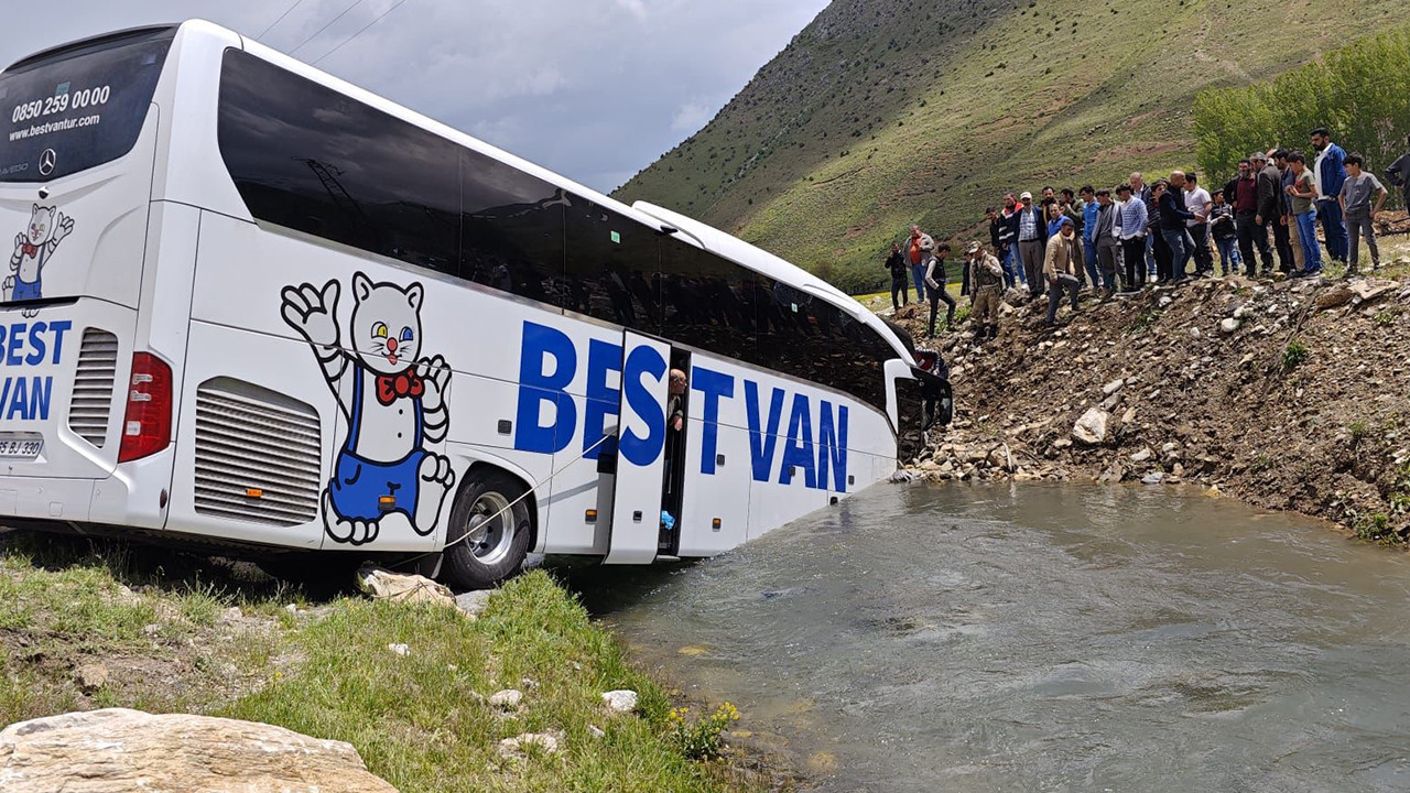 Bitlis'te otobüs dereye uçtu: 7 yaralı