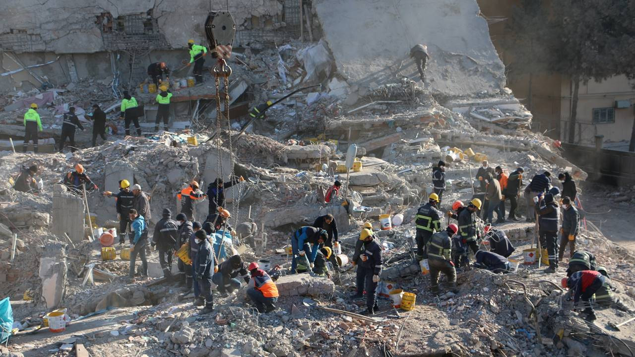 Depremde 38 kişinin öldüğü apartmanın iki müteahhidine 13'er yıl hapis cezası