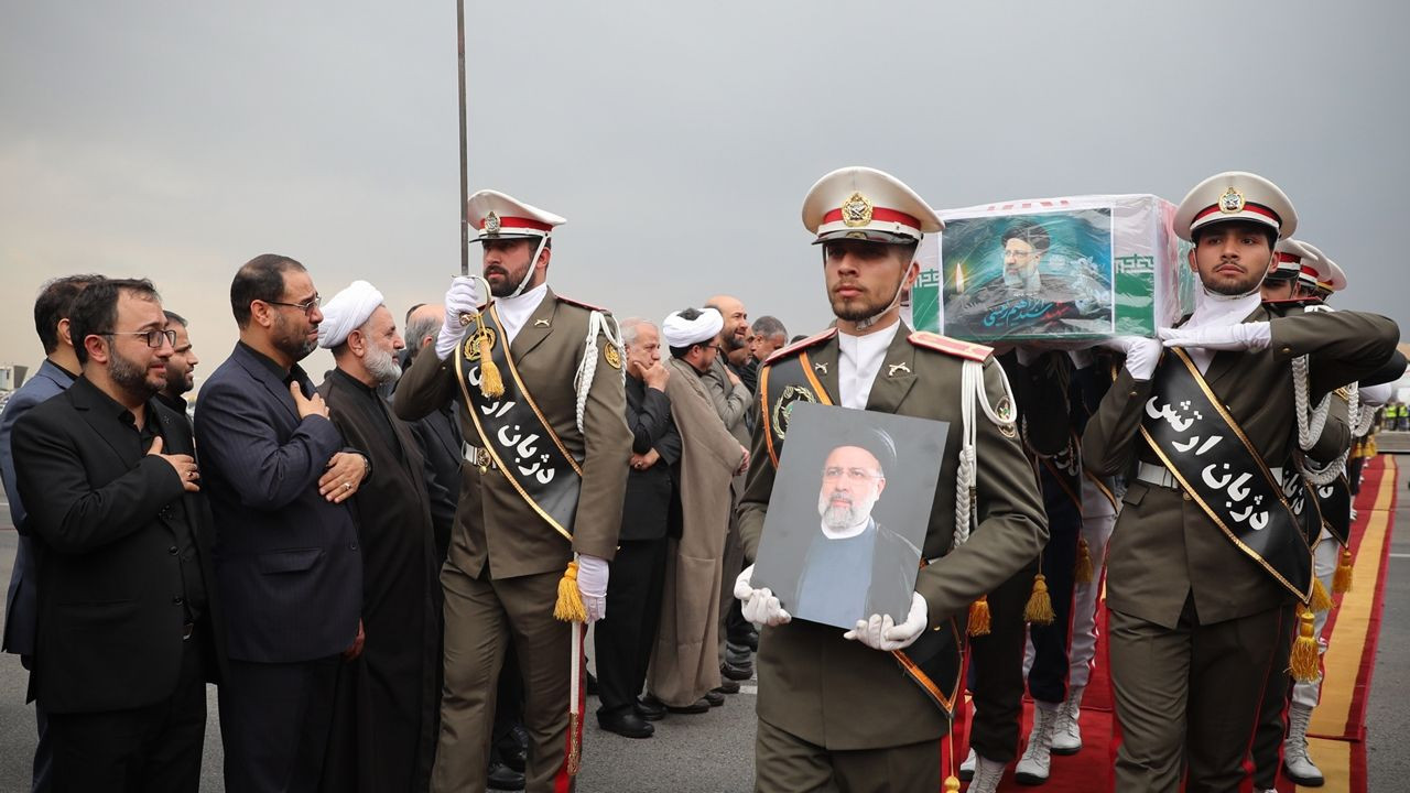 İran Cumhurbaşkanı Reisi’nin cenazesi Tahran’a getirildi - Sayfa 4
