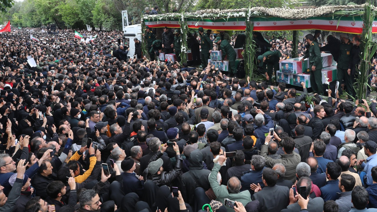 İranlılardan Cumhurbaşkanı Reisi'nin cenaze töreninde Türkiye'ye 'Akıncı İHA' teşekkürü