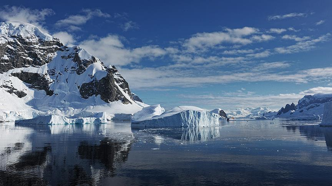Ada büyüklüğünde bir buz dağı Antarktika'dan ayrıldı