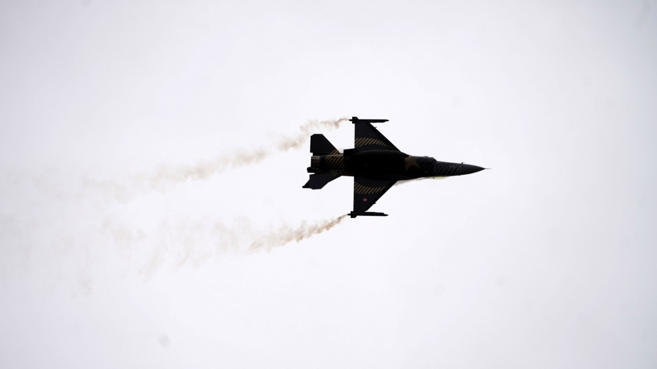 F16'nın sınırlarını aşan manevralar: SOLOTÜRK'ten nefes kesici gösterisi