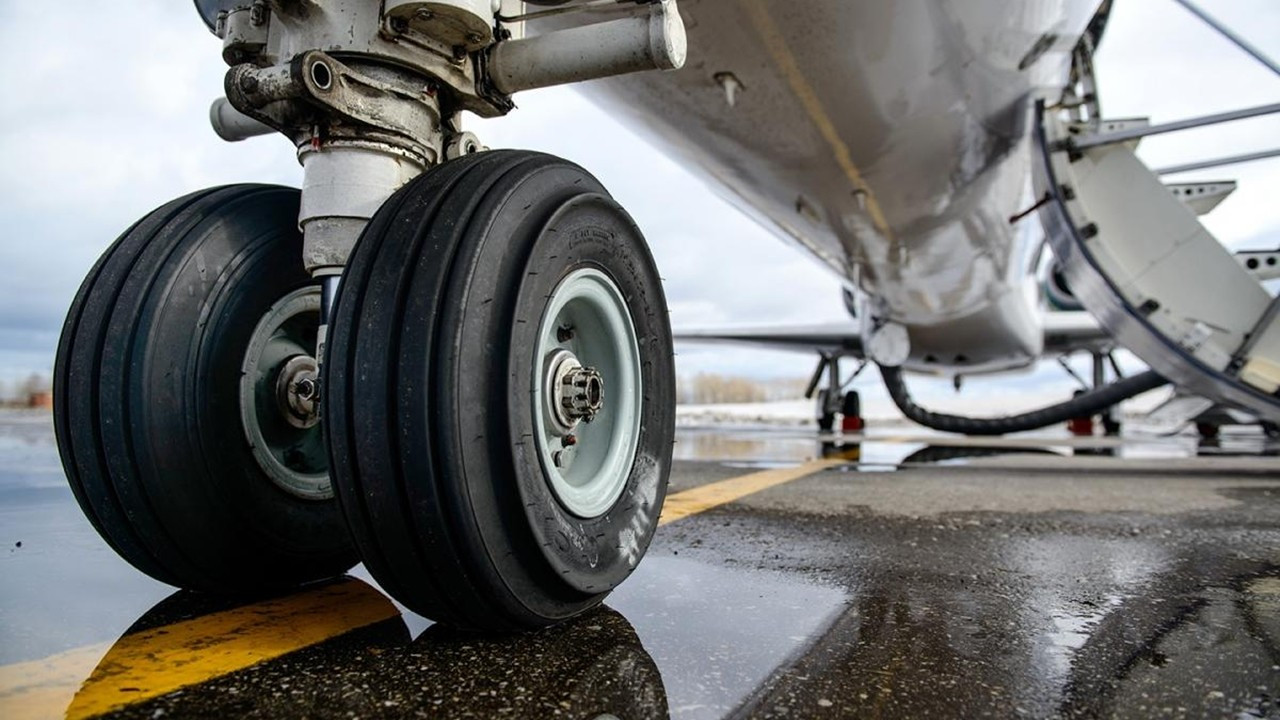 Havaalanında feci ölüm... Yer hizmetleri çalışanını Airbus ezdi...