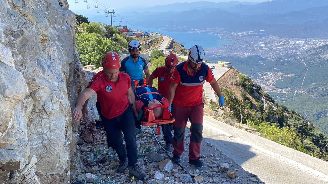 Yamaç paraşütü yapan 77 yaşındaki İngiliz kayalıklara düşüp yaralandı