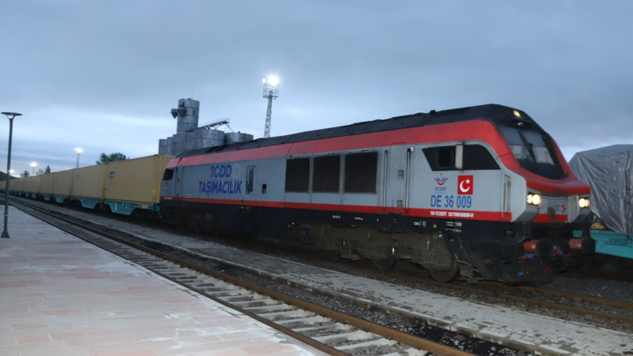 Bakü-Tiflis-Kars Demiryolu'nda yük taşımacılığı yeniden başladı
