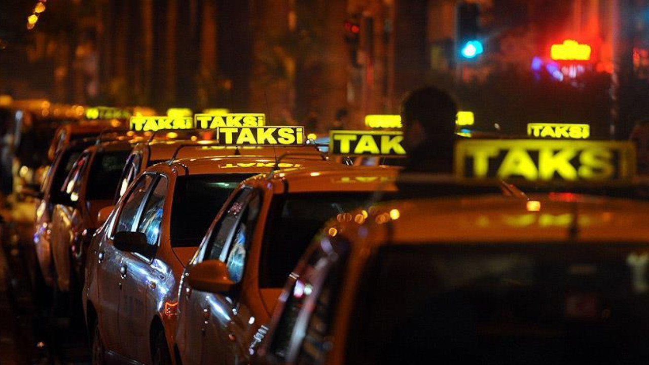 İstanbul'da sahte polis korsan taksiciyi dolandırdı