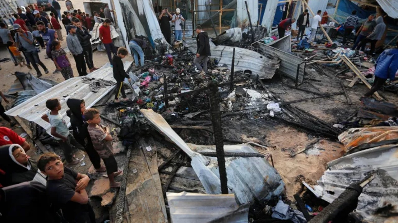 İsrail, Refah kentini havadan vurdu... Onlarca Filistinli 'diri diri yakılarak' öldü