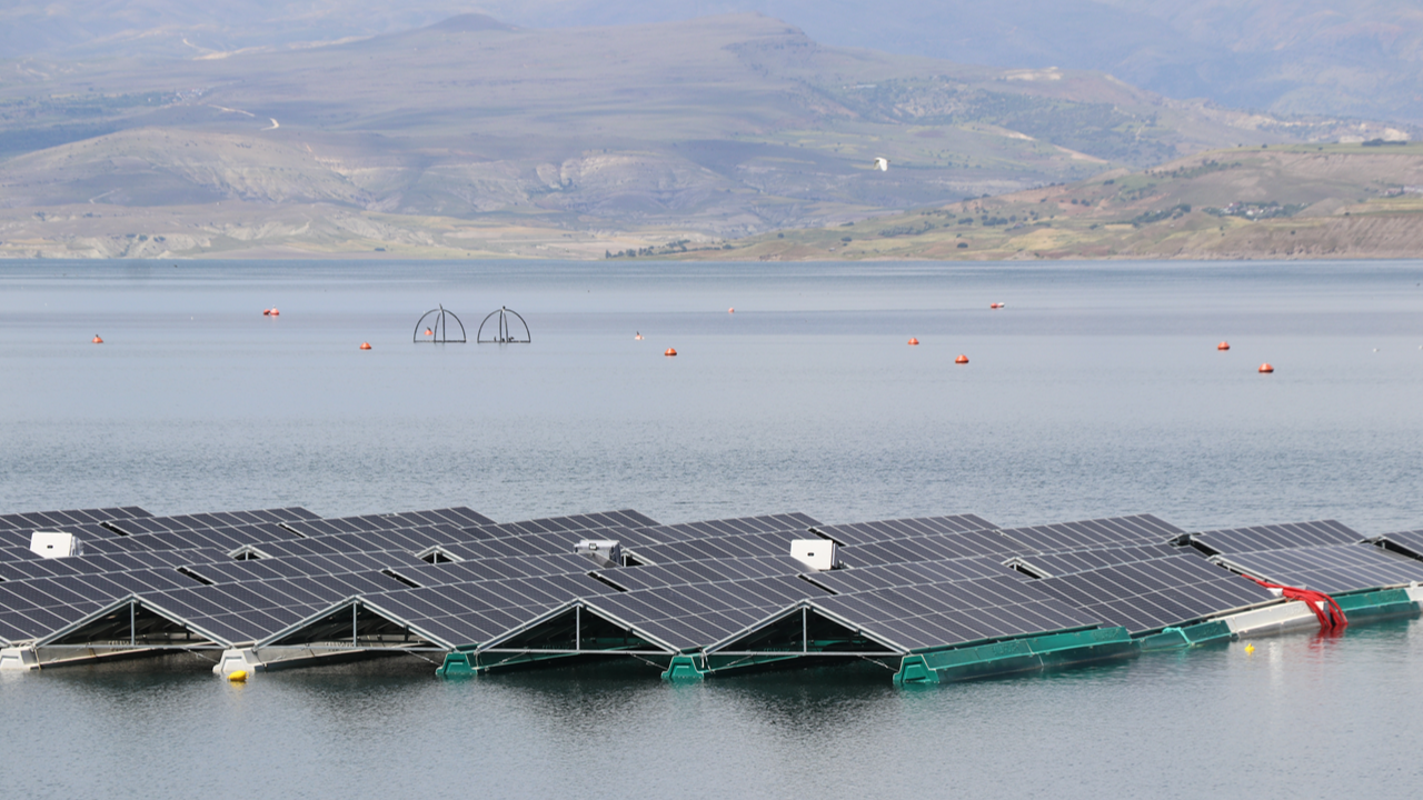 Türkiye'nin İlk yüzer güneş enerjisi santrali üretime başlıyor
