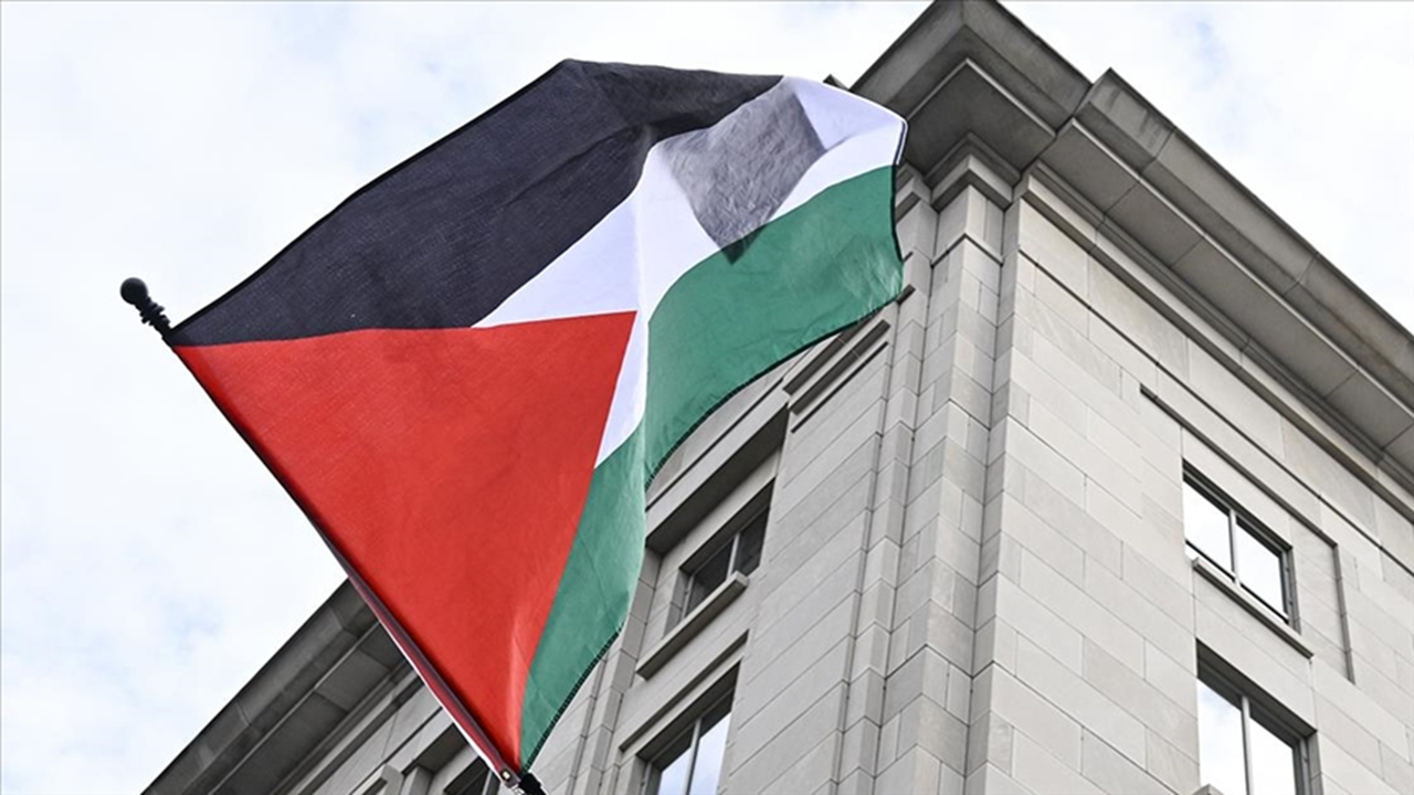 Bologna Belediye Başkanı, belediye binasına Filistin bayrağı astı