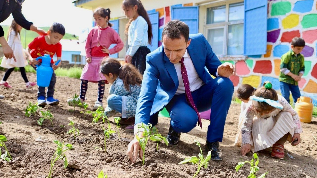 Organik tarım yapan öğretmen, ürünlerin geliriyle öğrencilerin eğitim ihtiyaçlarını karşılıyor