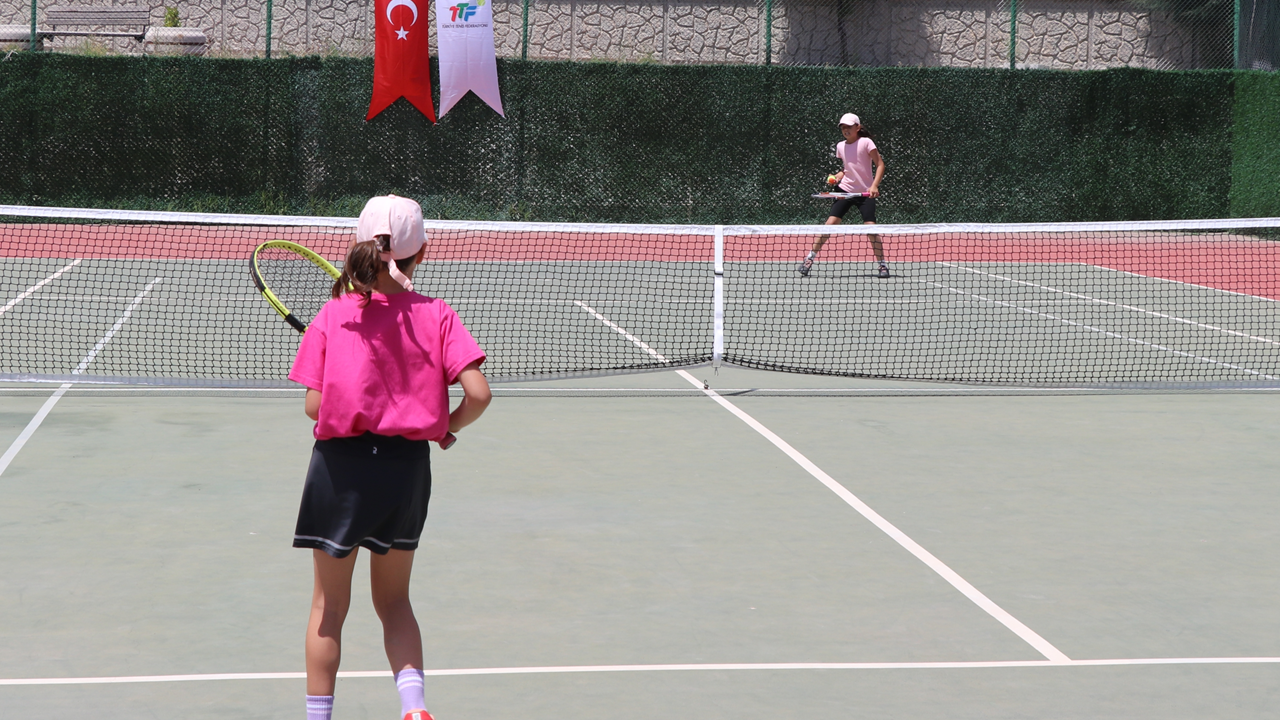 Elazığ'daki minik tenisçiler kortlarda ter döküyor