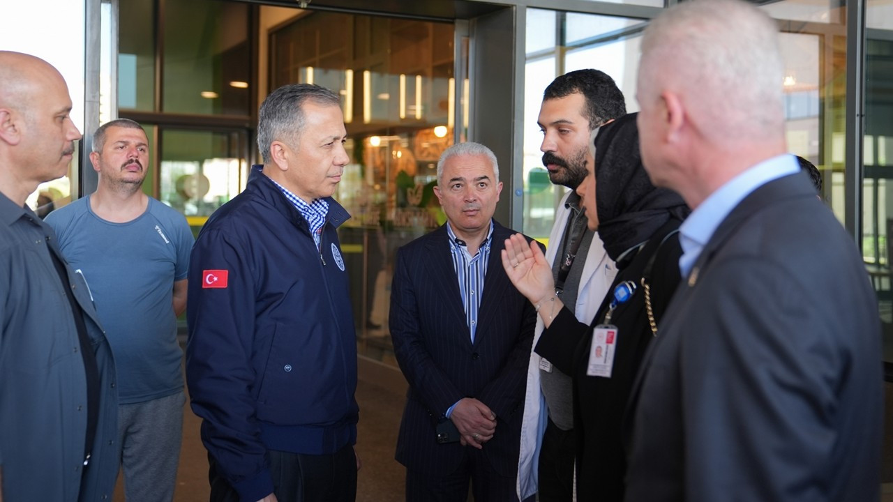 İçişleri Bakanı Yerlikaya çöken binanın enkazını inceledi