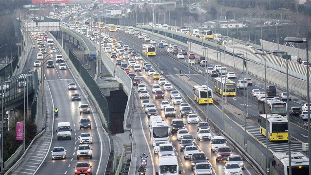 İstanbul trafiğinde pazartesi yoğunluğu sürüyor