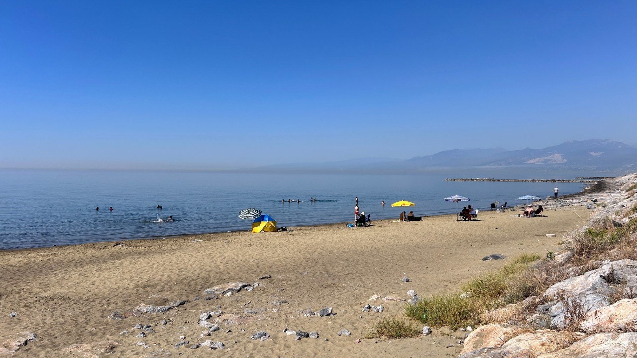 Kavurucu sıcaktan bunalan kendini Akdeniz'in serin sularına bıraktı