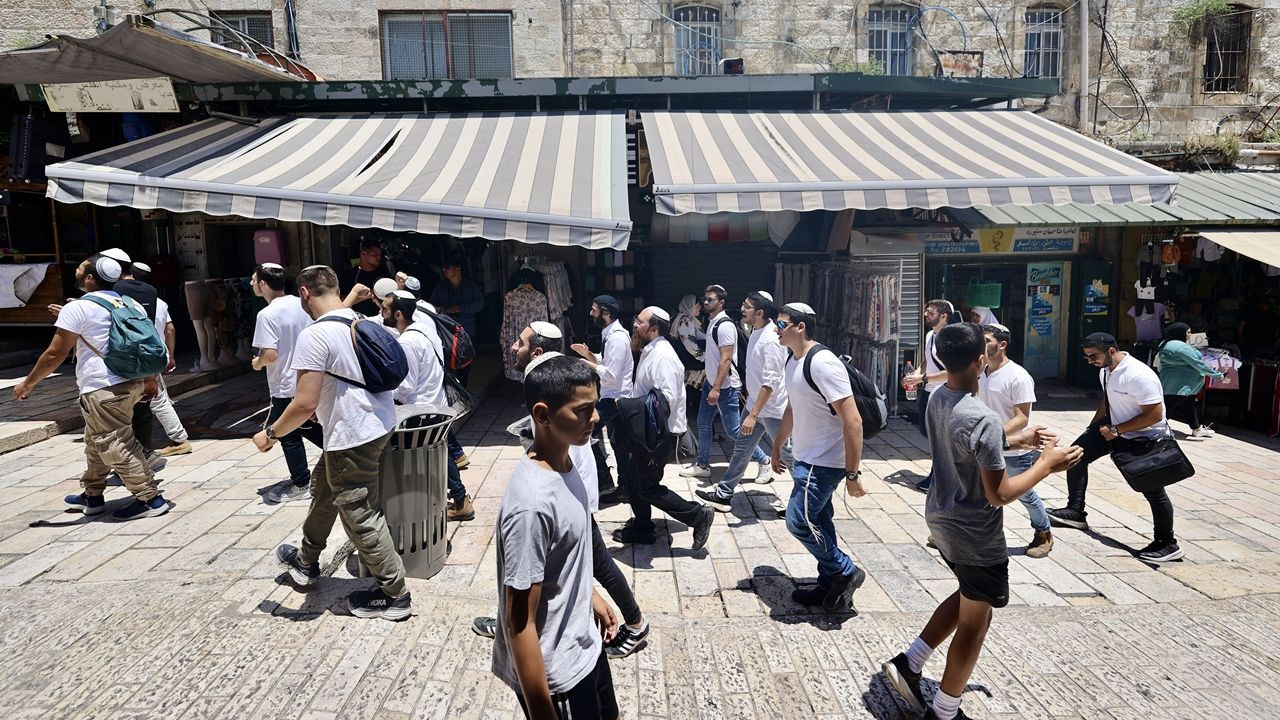 Yüzlerce fanatik Yahudi, Doğu Kudüs'e baskın düzenledi - Sayfa 1