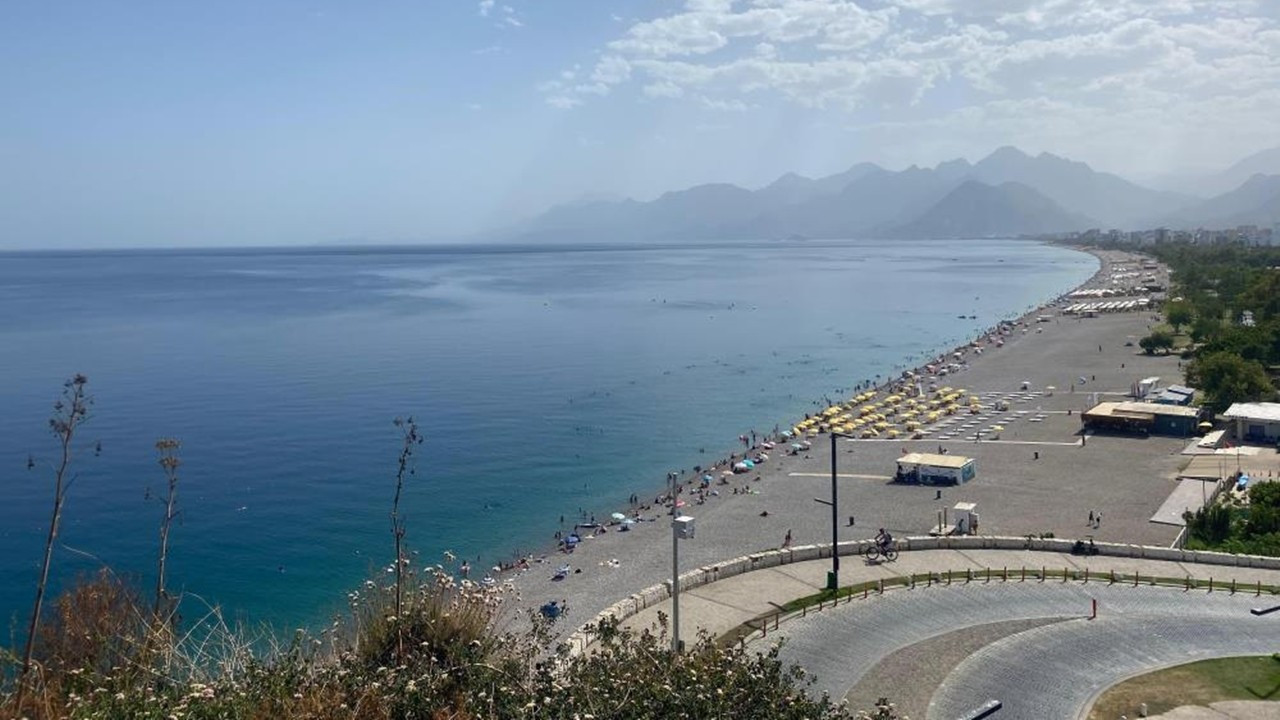 Termometreler 46 dereceyi gösterdi: Antalya'da sahiller boşaldı