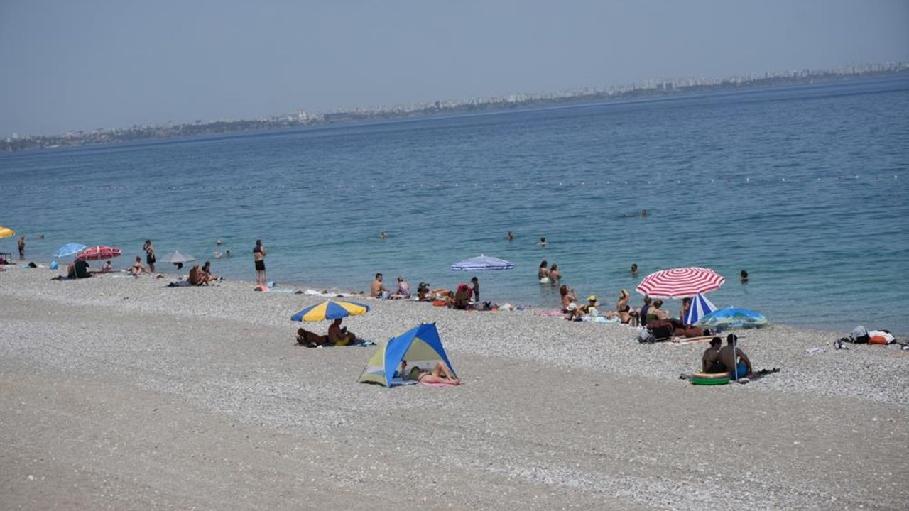 Termometreler 46 dereceyi gösterdi: Antalya'da sahiller boşaldı - Sayfa 2