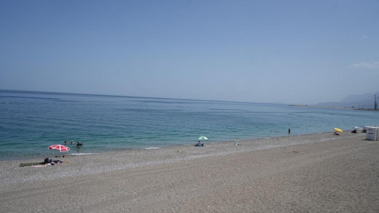 Termometreler 46 dereceyi gösterdi: Antalya'da sahiller boşaldı - Sayfa 3