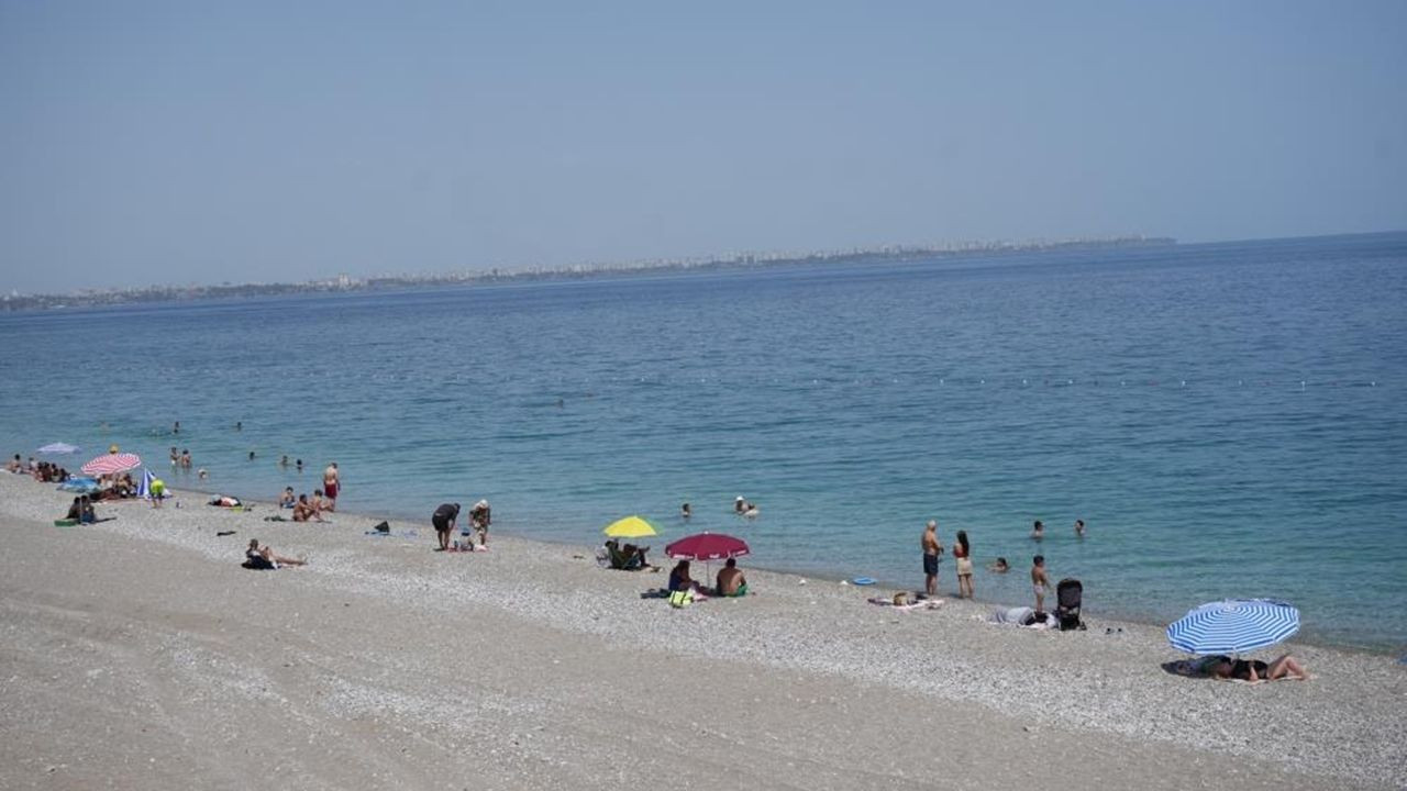 Termometreler 46 dereceyi gösterdi: Antalya'da sahiller boşaldı - Sayfa 4