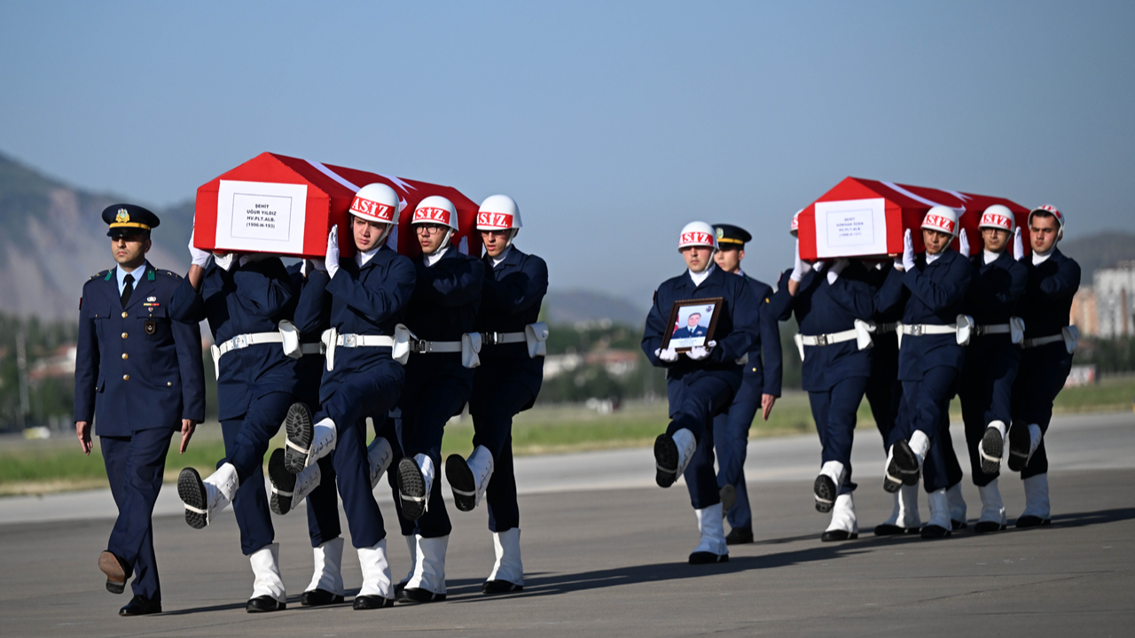 Eğitim uçağında şehit olan pilotlar için tören düzenlendi