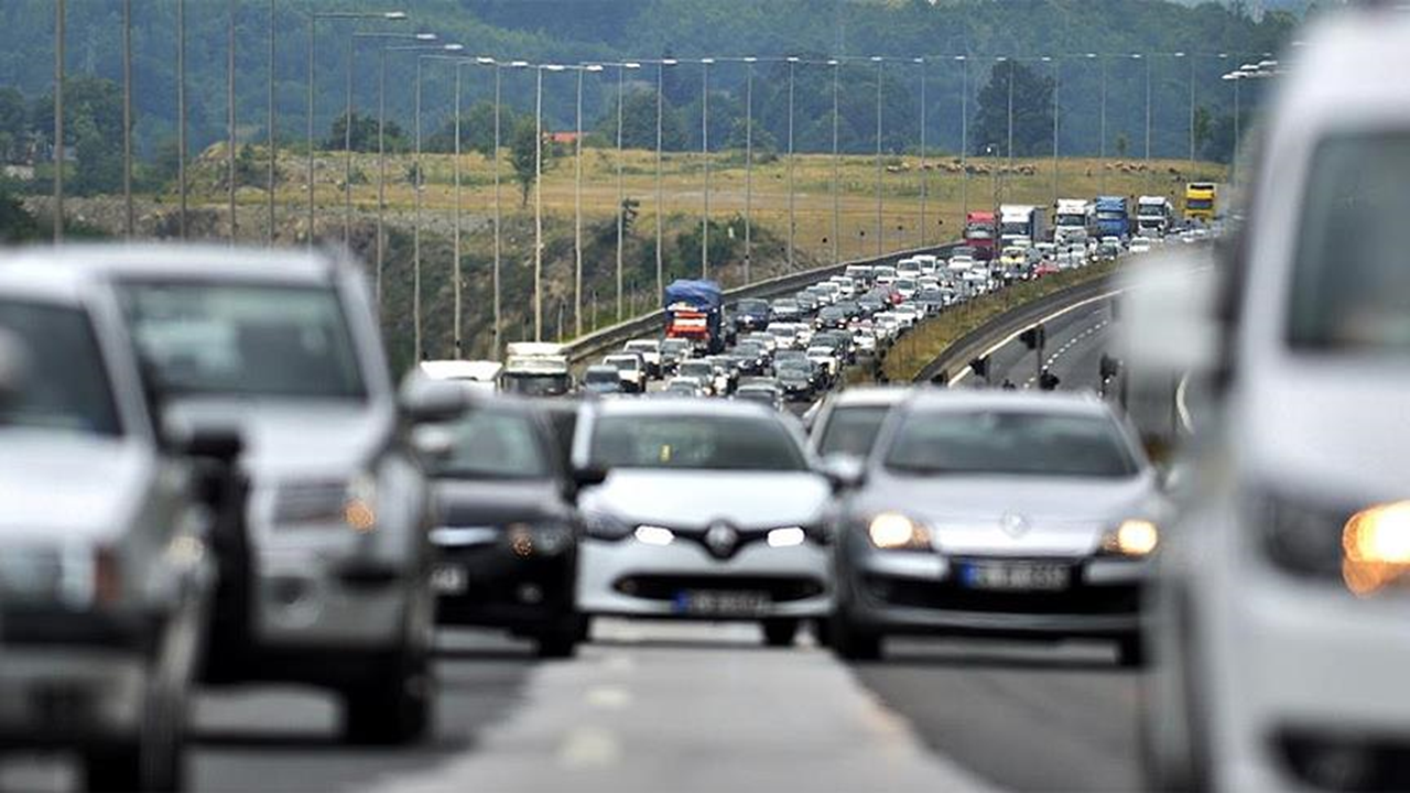 İstanbul'da iş günü trafik yoğunluğu sürüyor