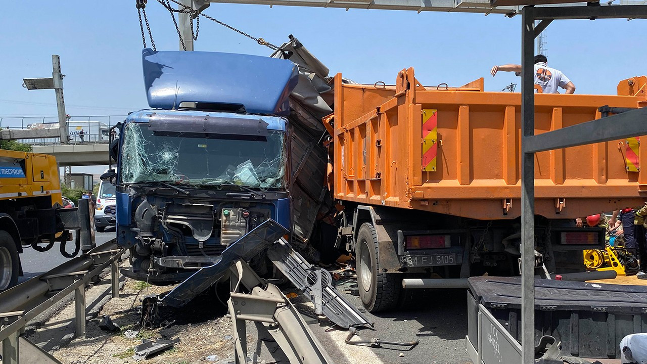 Büyükçekmece'de iki kamyon çarpıştı: 2 yaralı