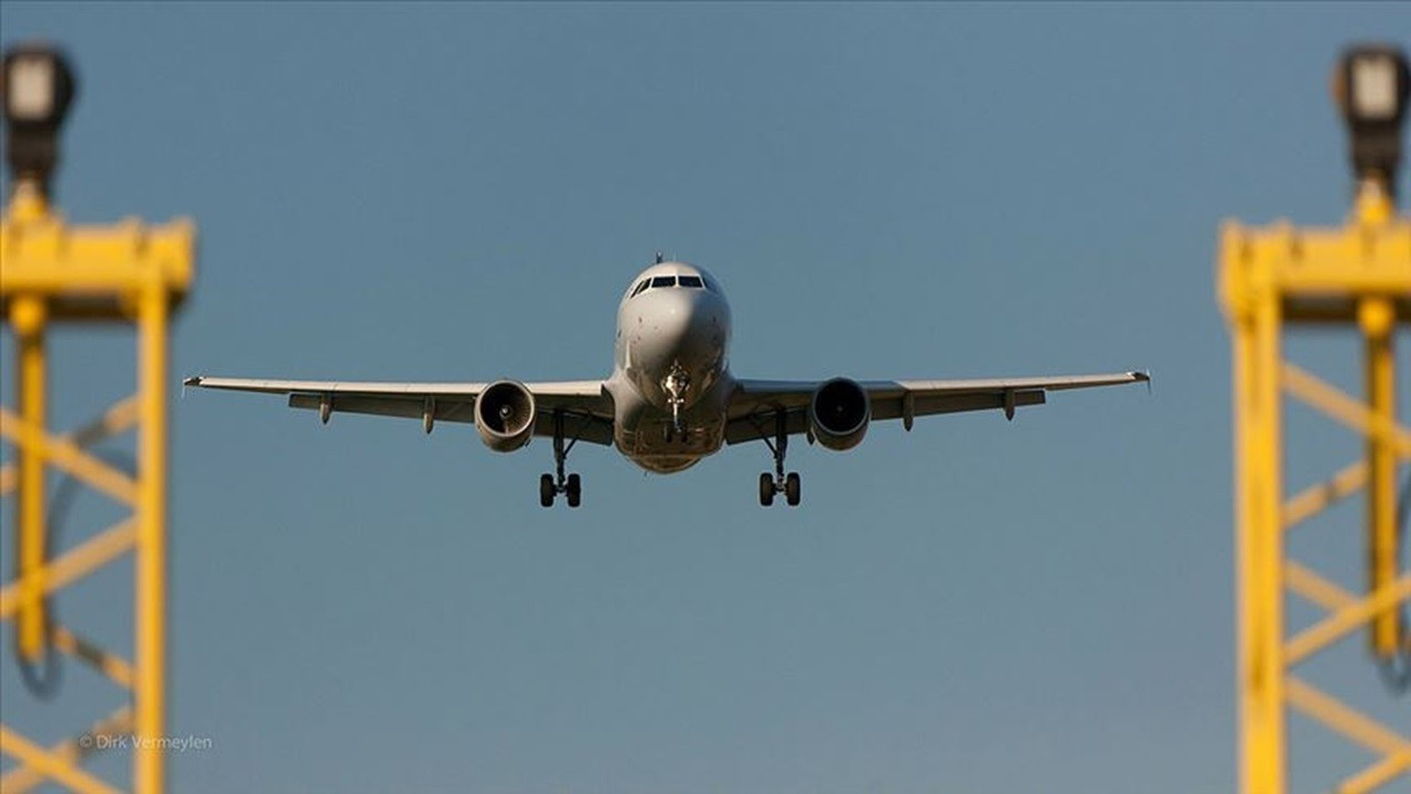 Yeni Zelanda'da motoru alev alan yolcu uçağı acil iniş yaptı