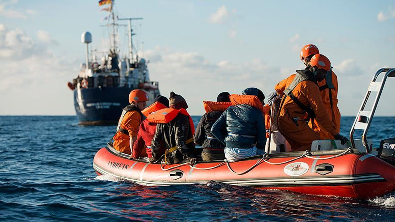 Düzensiz göçmen taşıyan tekne, İtalya'da alabora oldu