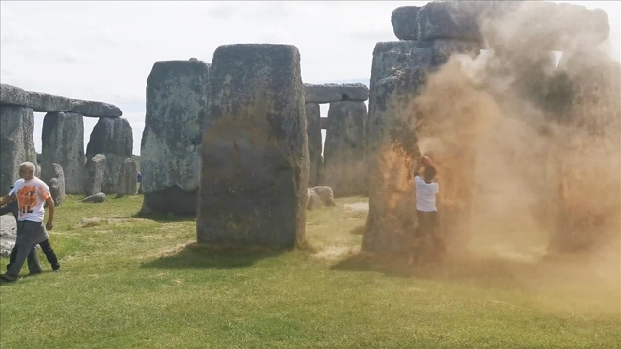 Çevre eylemcileri Stonehenge'i turuncuya boyadı