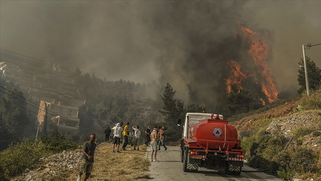 Atina çevresindeki bazı yerleşim birimleri orman yangını nedeniyle tahliye edildi