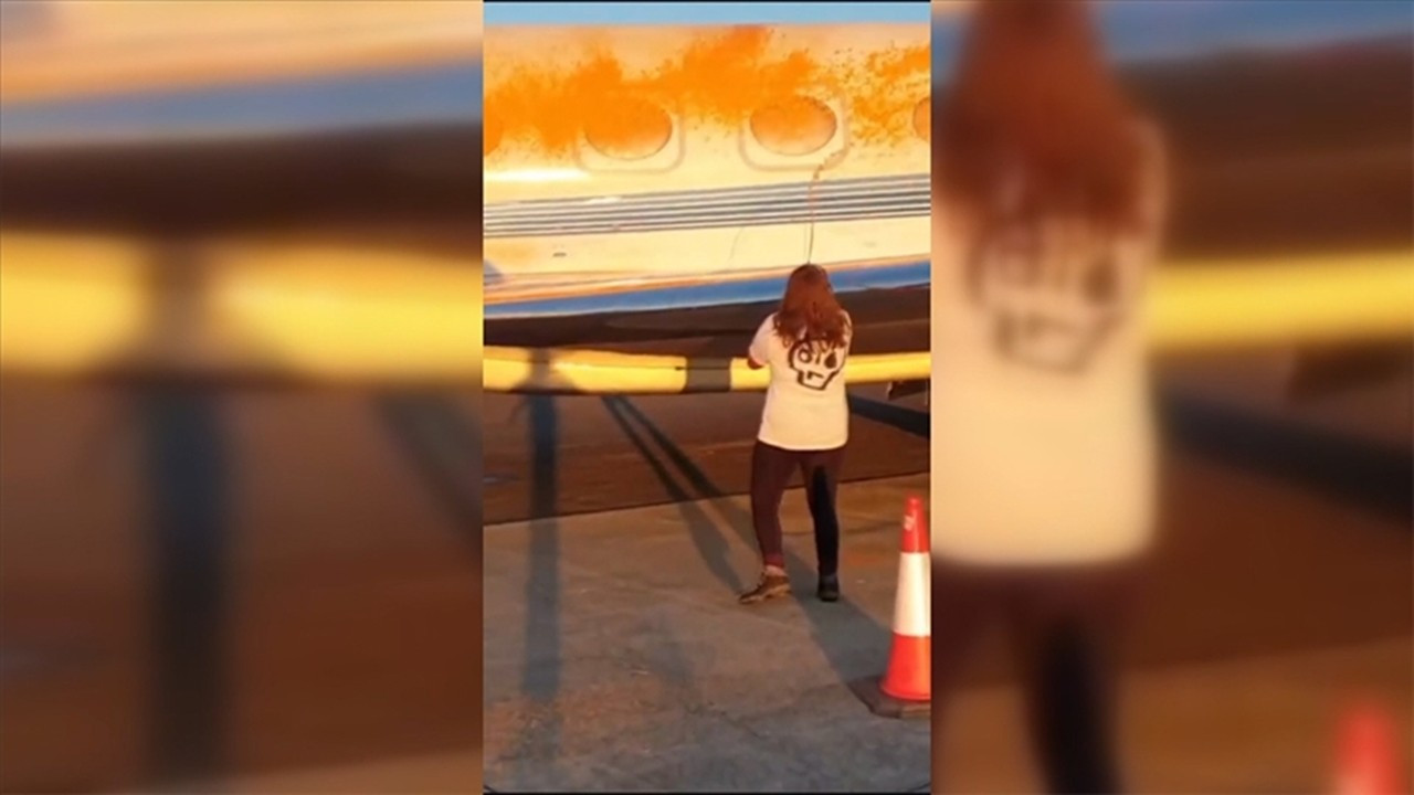 Çevrecilerden havalimanında eylem: Özel jetleri boyadılar