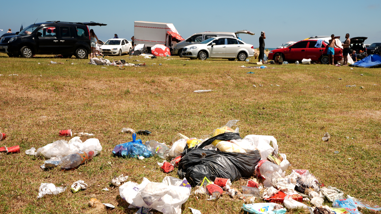 İstanbul orman ve plajlarında tatilden geriye çöpler kaldı
