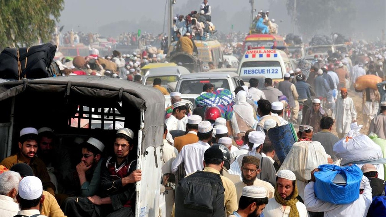 Pakistan’da bir kişi, Kuran’a saygısızlık gerekçesiyle kalabalık tarafından yakılarak öldürüldü